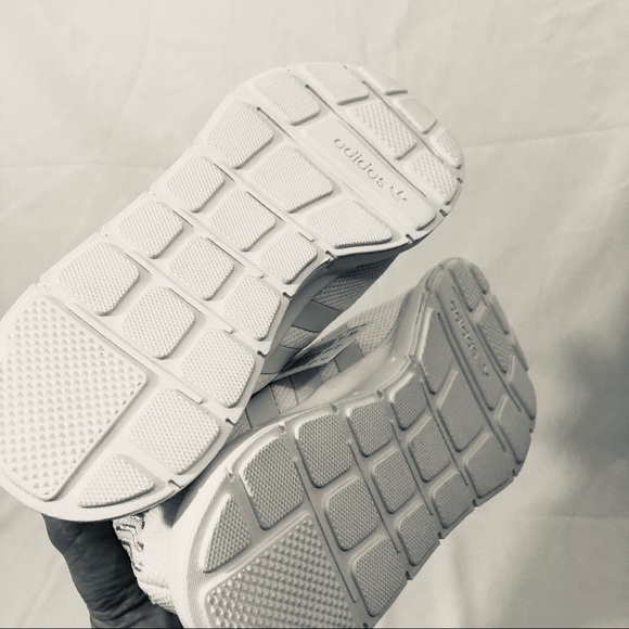 NWT and Box white Women’s Adidas Swift Run size 8 - Picture 3 of 7